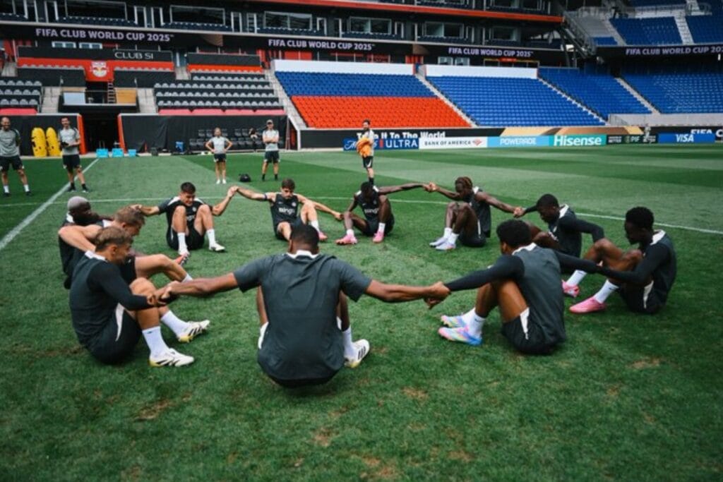 Chelsea Players in Training - crosssportscentral.com Chelsea Players in Training